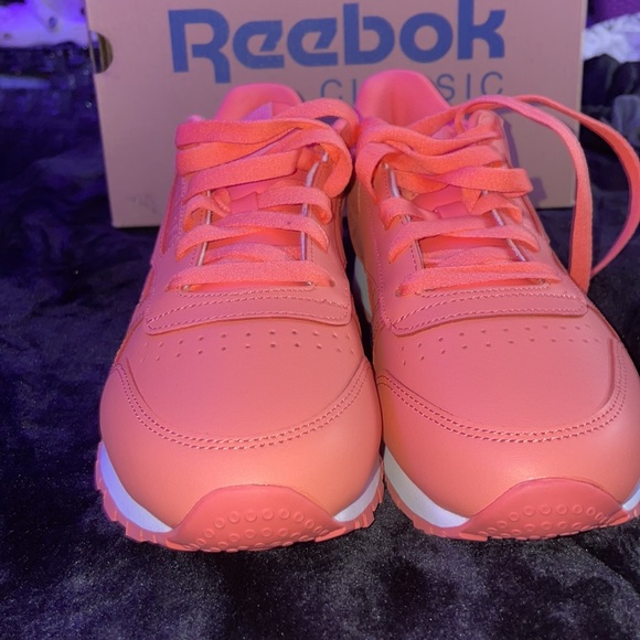 Reebok Sneakers with black reebok shirt. Only shoes available. - Picture 4 of 12